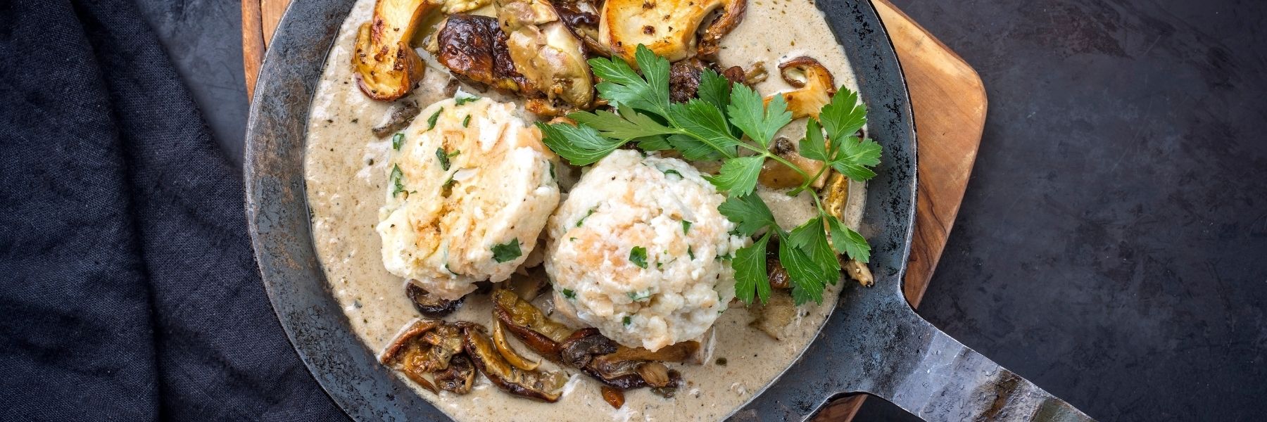 Gebratene Braunkappen mit Zwiebeln und Semmelknödel - Gebratene Braunkappen mit cremiger Sauce und Semmelknödel