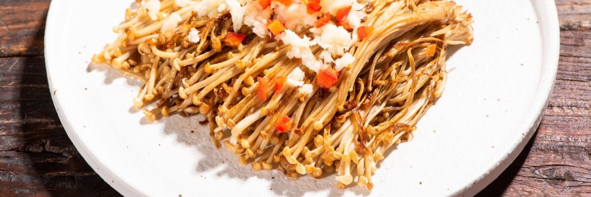 Gebratene Enoki mit Sesam und Sojasauce - Crispy gebratene Enoki - Rezept zum Nachkochen