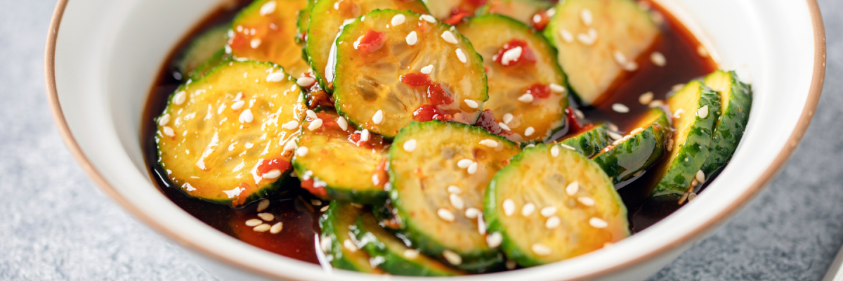 Asia-Gurkensalat mit knusprigen Enoki & Sesam - Asia-Gurkensalat mit Enoki Rezept
