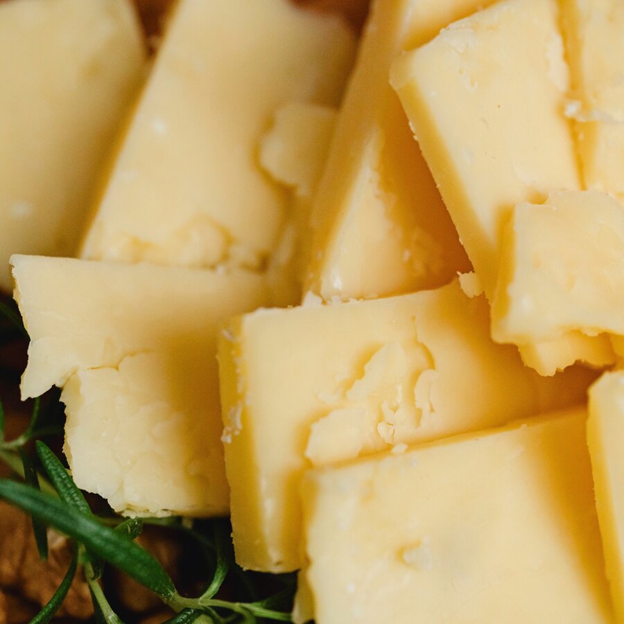 Bergkäse für die Pilz-Käsespätzle