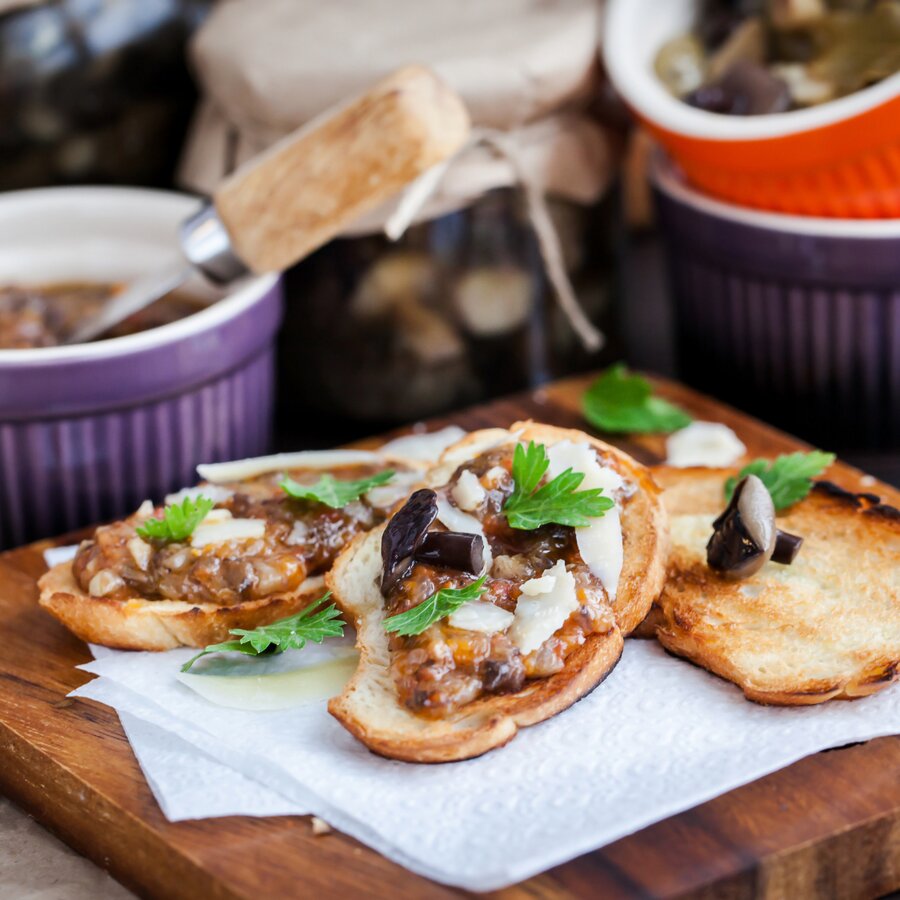 Fertige Braunkappen-Bruschetta mit Frischkäse