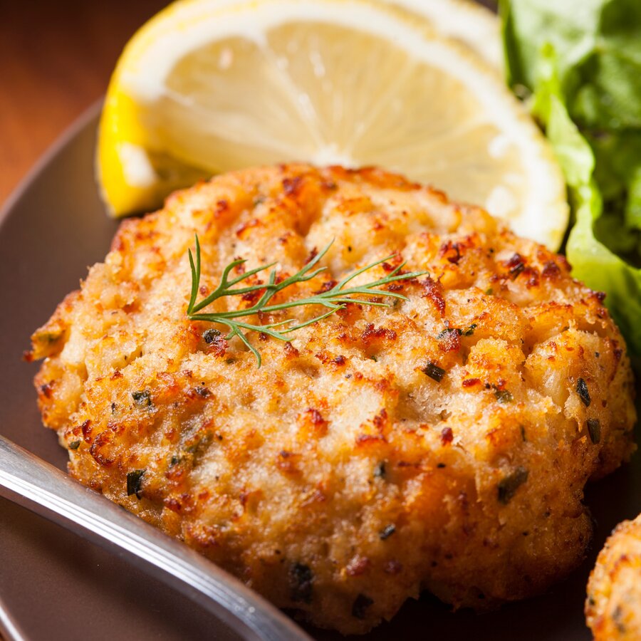 Fertig gebratene Hericium-Crab-Cakes mit Dip