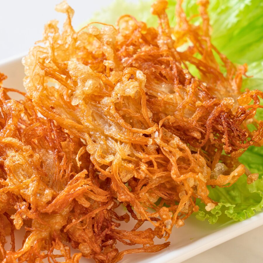 Knusprig gebratene Enoki für den Gurkensalat