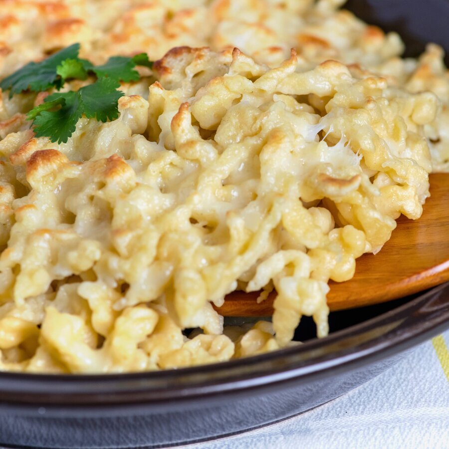 Serviervorschlag: Pilz-Käsespätzle mit Röstzwiebeln