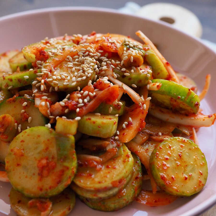 Fertiger Asia-Gurkensalat mit knusprigen Enoki