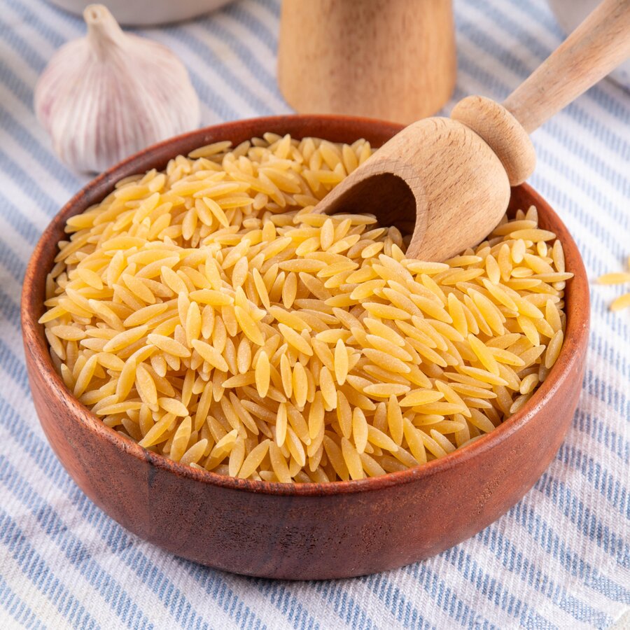 Cremiger One-Pot-Orzo mit Pioppino in der Schale