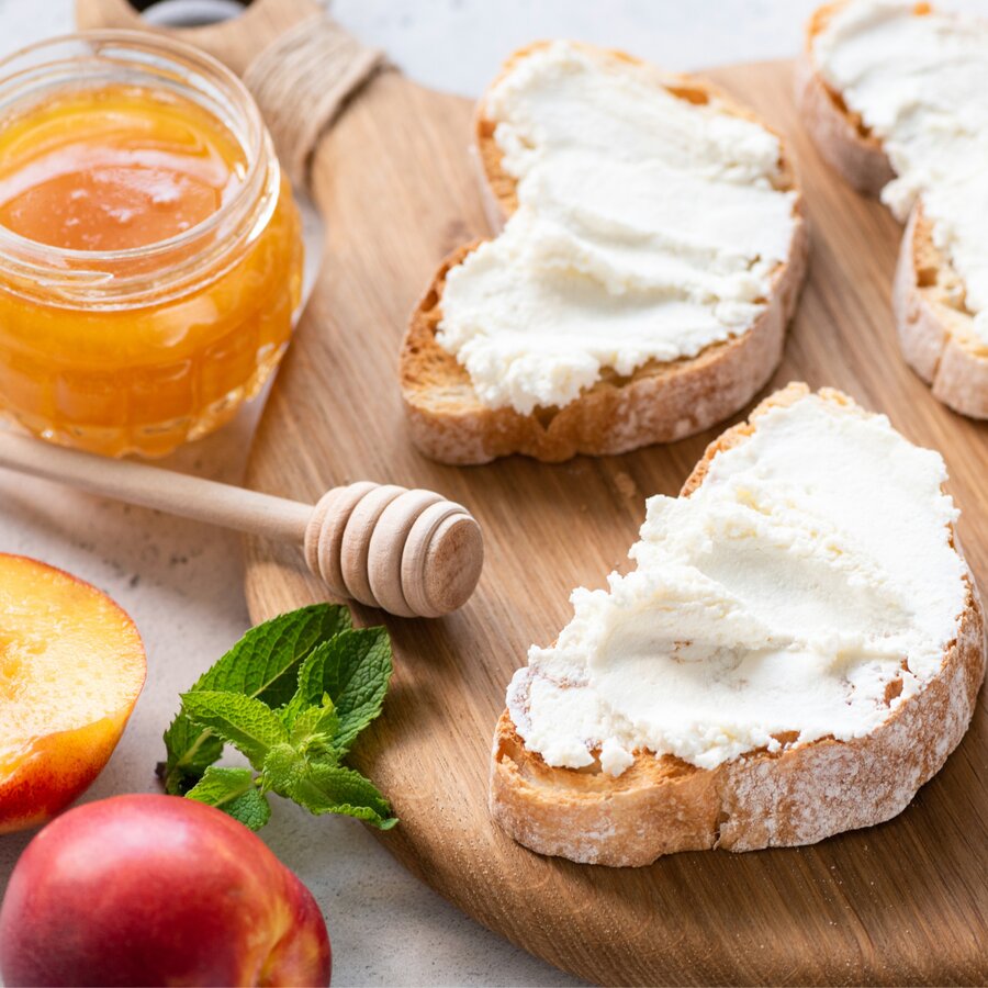 Fertige Bruschetta mit Limonenpilzen und Ricotta