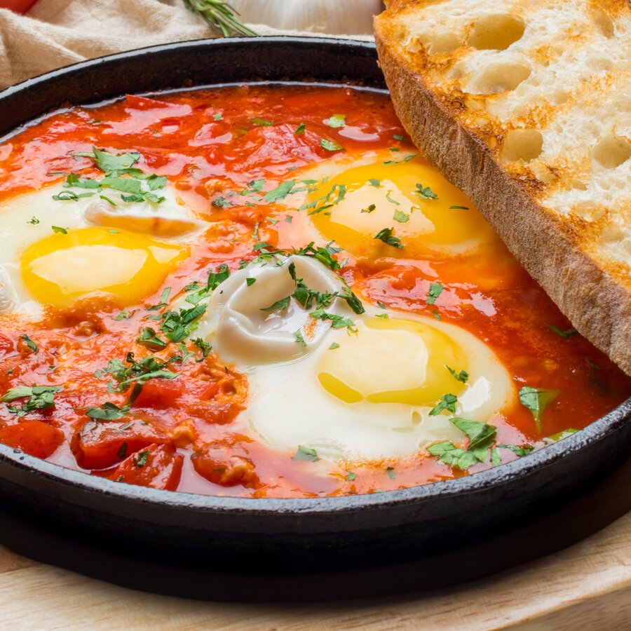 Fertig zubereitete Pilz-Shakshuka mit pochierten Eiern
