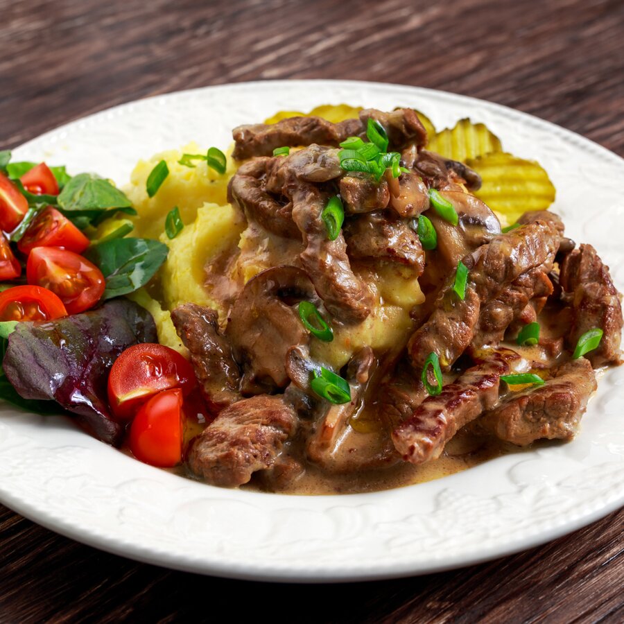 Pilz-Stroganoff mit Paprika und Kartoffelstampf
